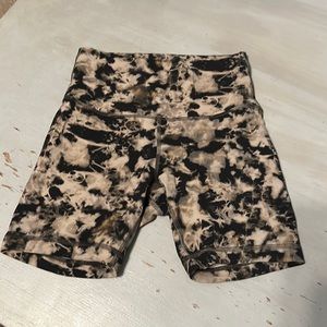 Lululemon 6” Wunder Train Shorts sz 6